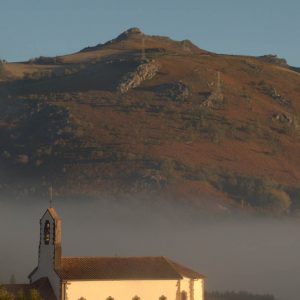 Eglise Saint-Martin (en fond le Baigura)